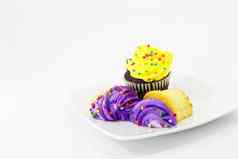 紫色的黄色的磨砂纸杯蛋糕