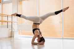 女人执行瑜伽锻炼地板上