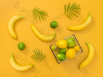 香蕉柑橘类水果棕榈叶子黄色的背景