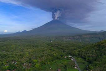 灰烬不断上升的<strong>火山</strong>村脚<strong>火山</strong>热带丛林