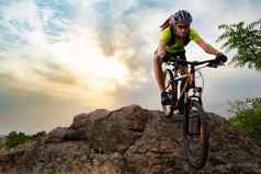 骑自行车的人骑自行车秋天岩石小道日落极端的体育运动复古骑自行车概念