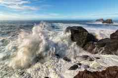 岩石海滩景观巨大的波崩溃海岸