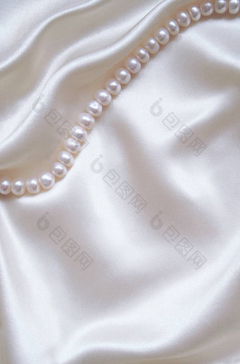 光滑的优雅的白色丝绸珍珠<strong>婚礼背景</strong>