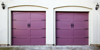 紫罗兰色的车库门