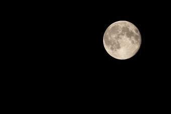 完整的月亮晚上天空减弱一天