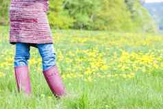 细节女人穿橡胶靴子春天草地
