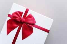 情人节现在礼物盒子红色的丝带浪漫的夫妇