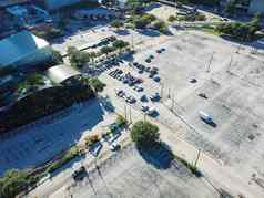 前视图空发现了停车很多市中心达拉斯