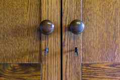 古董木衣橱门通过旋钮键