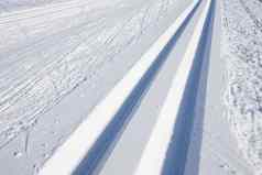 交叉国家滑雪跟踪冬天