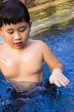 游泳运动员亚洲男孩