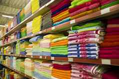 货架上商店各种各样颜色的毛巾织物