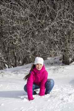 肖像女孩冬天在户外玩雪