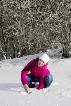 肖像女孩冬天在户外玩雪