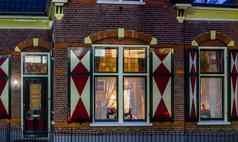 典型的荷兰豪华的首页国家风格昂贵的体系结构荷兰点燃房子窗户晚上