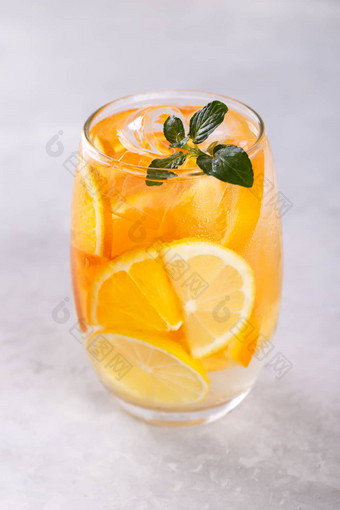 柠檬橙色注入水