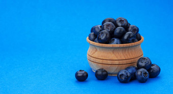 <strong>蓝莓</strong>孤立的蓝色的背景复制空间桩新鲜的<strong>蓝莓</strong>木碗