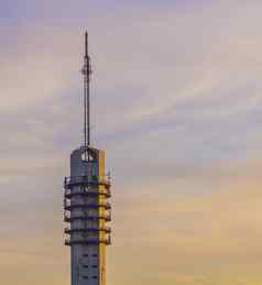 信号传输塔色彩斑斓的天空完整的云电信技术体系结构