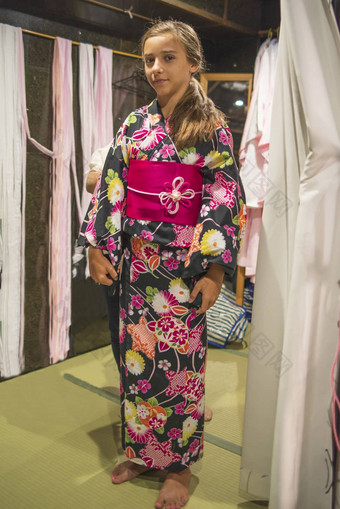 漂亮的女孩和服和服传统的衣服穿受欢迎的日本欧洲女孩和服