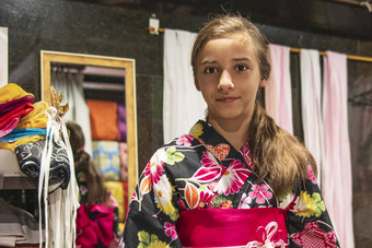 漂亮的女孩<strong>和服和服</strong>传统的衣服穿受欢迎的日本欧洲女孩<strong>和服</strong>