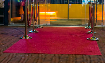 著名的红色的地毯绳子街垒入口迷人的风格