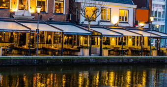 <strong>点燃</strong>建筑梯田晚上美丽的水风景城市阿尔芬向那莱茵河荷兰