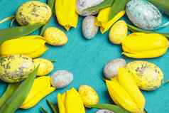 快乐复活节黄色的新鲜的郁金香谎言蓝色的背景复活节鸡蛋
