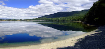 湖anau表面反映白色云蓝色的天空桑迪海滩南岛新西兰开普勒跟踪