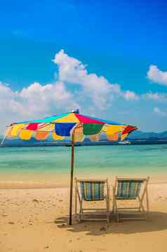 色彩鲜艳的海滩伞空海滩椅子