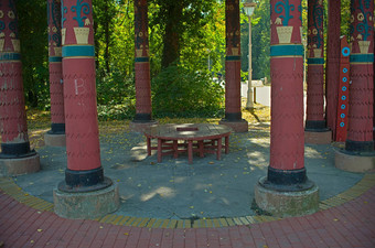 红色的木轮板凳上公园包围大红色的柱子
