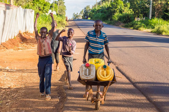 年轻的肯尼亚人携带水