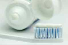关闭牙刷牙膏管白色背景