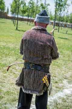 弓箭手传统的衣服拍摄箭头