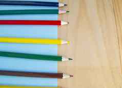 平躺彩色的铅笔蓝色的木背景回来学校复制空间