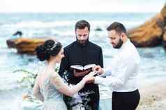 婚礼夫妇海洋牧师