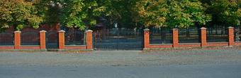 简单的金属栅栏红色的砖墙柱子
