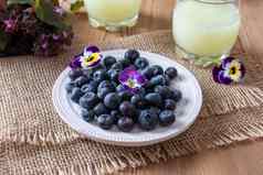 蓝莓新鲜的乳清背景