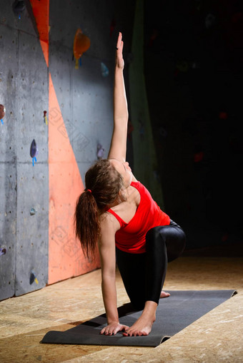 年轻的活跃的女人练习瑜伽攀爬健身房健康的活跃的生活方式