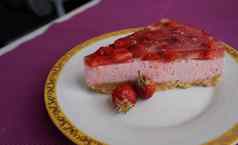 一块美味的草莓蛋糕果冻草莓说谎美丽的板前视图