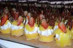 美味的奶油蛋糕水果酒店餐厅宴会