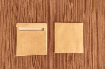 集棕色（的）信封前面回来孤立的木表格硬木地板上背景业务卡片空<strong>白模</strong>型前高天使视图对象剪裁路径平躺复制空间文本