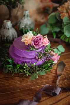 紫罗兰色的婚礼蛋糕乡下的风格装饰花古董刀