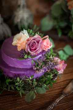 紫罗兰色的婚礼蛋糕乡下的风格装饰花古董刀