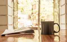 卡布奇诺咖啡香气杯咖啡早餐咖啡馆木表格背景报纸早....阳光未来窗口太阳一天假期休闲业务的想法复制空间房间文本