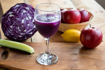 紫色的卷心菜汁酒玻璃