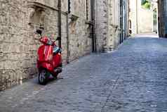 罗马意大利3月红色的踏板车维斯帕停