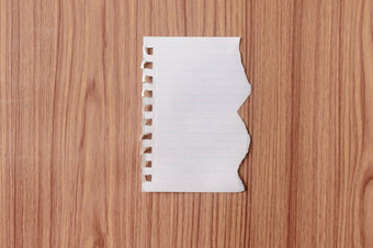 表笔记本纸撕裂边缘空白扯掉一块孤立的木表格背景空损坏的把纸形状剪裁路径复制空间房间文本教育设计概念