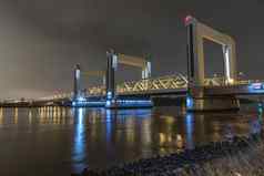 鹿特丹3月视图瓶桥入口鹿特丹城市船反射平静水化学工业复合照明晚上天空荷兰