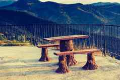 木板凳上桌子上视图自然