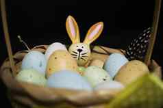 复活节兔子色彩斑斓的复活节鸡蛋